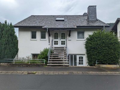 Schöne und geräumige 5-Zimmer-Wohnung mit Balkon und Burgblick in 1er Reihe