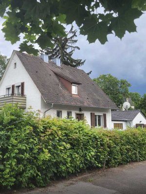 Charmantes  freistehendes Einfamilienhaus mit wunderschönen Garten