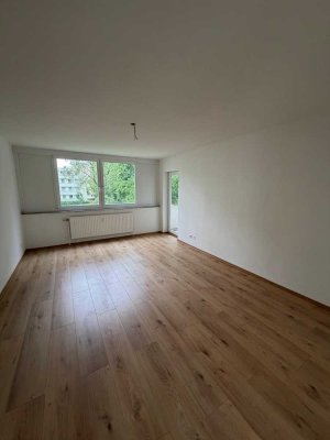 Frisch renovierte 3-Zimmer-Wohnung mit Balkon & Küche