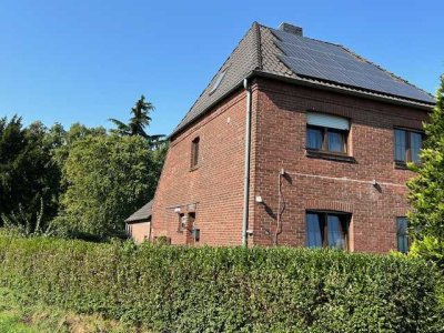 Idyllisches Landhaus in den grünen Feldern von Tönisberg!!