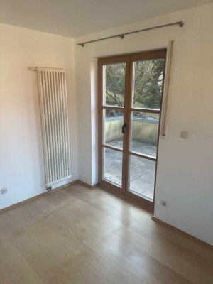 Helle 2 Zimmerwohnung mit neuwertiger Einbauküche, Parkettboden und Terasse