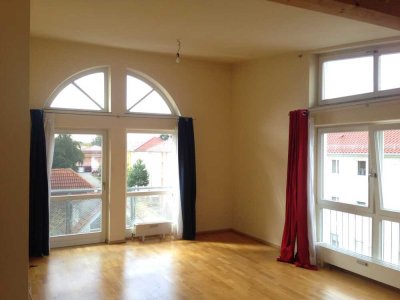 helle, sonnendurchflutete und ruhige 4-Zimmer Wohnung mit Balkonen und Einbauküche in Aichach