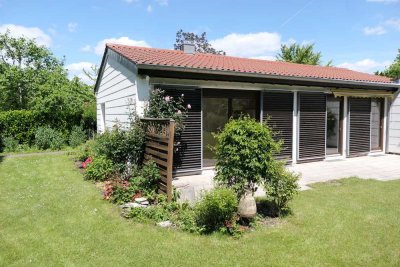 Geräumiger Bungalow (erweiterbar) auf parkähnlichem Grundstück