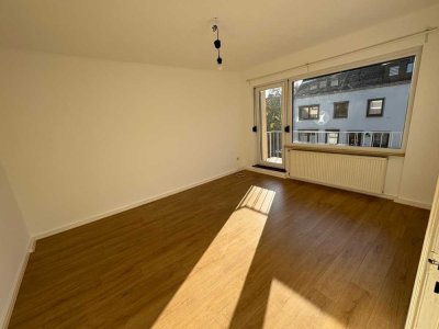 Helle 2,5-Zimmer Wohnung im 1. OG mit Balkon in Bremen-Westend