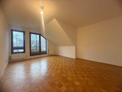 Lichterfelde: 2-Zimmer-Dachgeschoss-Wohung mit Balkon und ca. 45 m² per SOFORT LEER zu VERKAUFEN