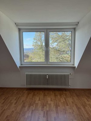 Geschmackvolle, gepflegte 2-Zimmer-Dachgeschosswohnung in Frankfurt am Main