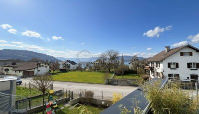 Charmantes Wohnhaus mit Blick über den glitzernden Attersee, in Seewalchen mit Garten und Sonnenterrasse.
