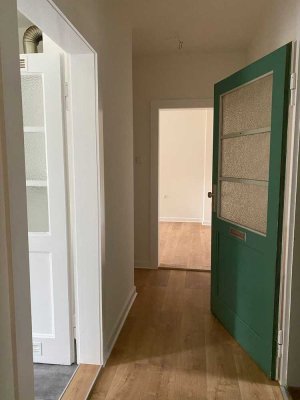Beziehen Sie eine renovierte 2-Zimmer-Erdgeschosswohnung mit Balkon!
