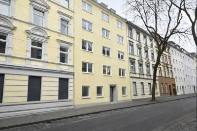 Ideal aufgeteilte Altbau-Wohnung mit 2 Bädern und Balkon
