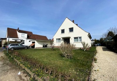 Lage! Lage! Lage! Unsaniertes Einfamilienhaus mit Einliegerwohnung in Bündes Bestlage