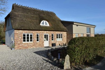 Schlei/ Ostsee: Zweifamilienhaus unter Reet mit modernster Ausstattung