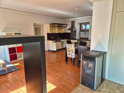 Moderne Wohnung größtenteil möbliert