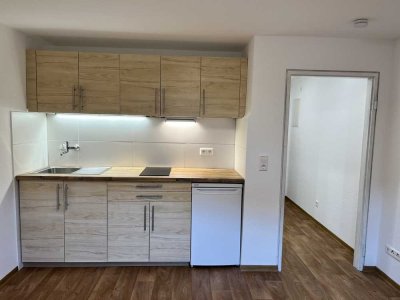 Grundsanierte 1 Zimmer DG Wohnung mit EBK für Nichtraucher-Pendler