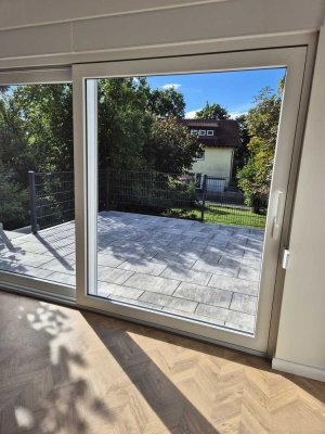 Erstbezug nach Sanierung mit Terrasse: Geschmackvolle 4-Zimmer-EG-Wohnung mit Einbau Küche