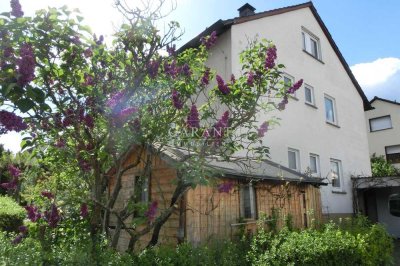 Sofort frei! 2- bis 3-Familienhaus in schöner Wohnlage mit Terrasse, Balkon, Pergola & zwei Garagen