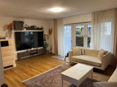 Gepflegte 3 Zimmer Hochparterre Wohnung mit Einbauküche, Einzelgarage und Garten