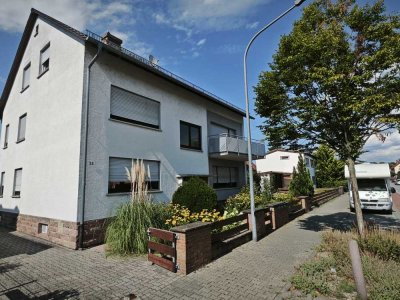 Freistehendes Mehrfamilienhaus mit Garten und Garagen