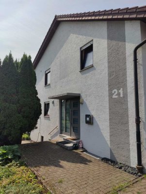 Gepflegte  3-Zimmer-Obergeschosswohnung mit EBK, Stellplatz, Dachspeicher,Ruhig + Zentral