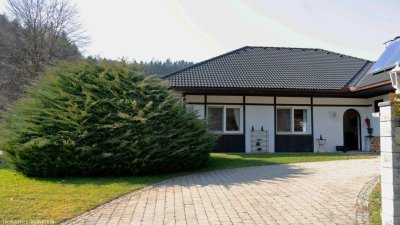 BUNGALOW IN ABSOLUTER RUHELAGE! Großes Grundstück mit Pool!