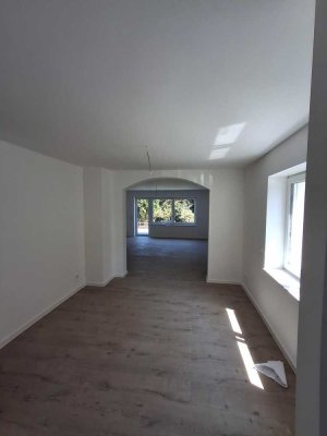 Erstbezug nach Sanierung: Preiswertes 4+2-Zimmer-Einfamilienhaus mit lux. Innenausstattung