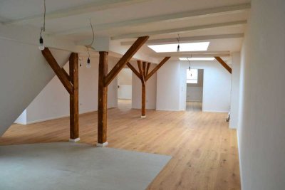 Traum-Dachgeschosswohnung mit Balkon & Fernsehturmblick im Traumkiez von Prenzlauer Berg (Erstbezug)