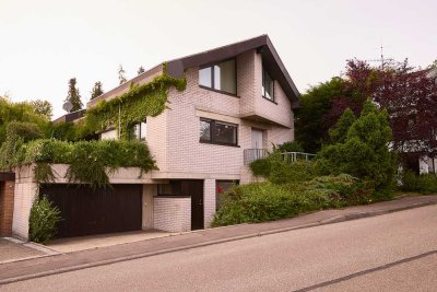 Freistehendes Architektenhaus mit Einliegerwohnung, Dachterrasse und traumhaftem Garten
