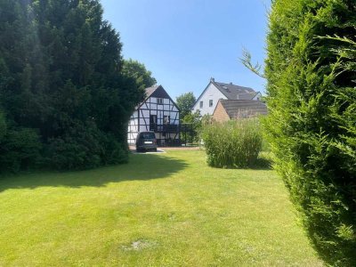 Freistehendes 2-Fam.-Haus mit parkähnlichem Garten, Garage, Carport und Kfz.-Stellplätze!