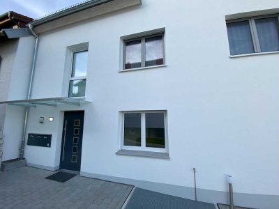 Erstbezug gehobene 3 Zimmer Wohnung im EG mit EBK und Terasse