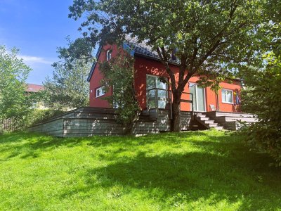 Charmantes Haus inmitten einer Gartenidylle