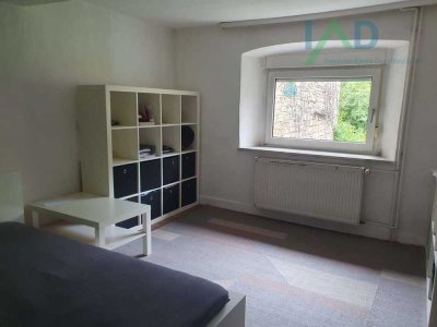 *Rustikales Bauern-/ Reihenmittelhaus mit Scheune, Stellplätzen und Garten*