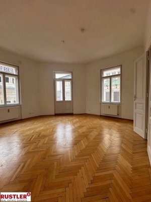 Repräsentative Altbauwohnung im Zentrum mit Balkon