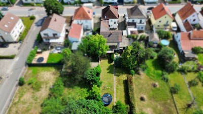Zwei Häuser – ein Zuhause: Großzügiges Anwesen mit Gartenidylle auf 870 m² Grundstück