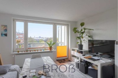 Möbliert, renoviert und auf Wunsch leer oder vermietet - Endetagen-Whg mit Balkon, EBK und Duschbad
