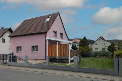 Einzugsbereites Einfamilienhaus wartet auf Sie: Interessante Immobilie in ruhiger Lage  in Höchst!