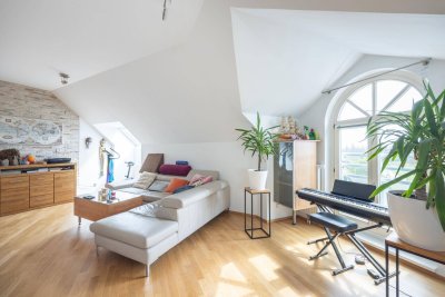 Urbaner Wohntraum in Liesing: Modernes DG mit Erkerfenster &amp; Flair!