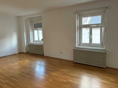 Schöne Altbauwohnung mit zwei Zimmern