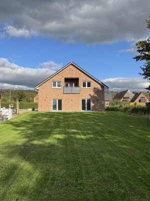 Schöne neue DHH mit Traumgrundstück auf einer Ebene