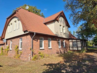 Modernisierte Altbauwohnung mit großem Grundstück
