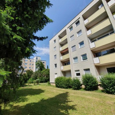 SCHÖN Immobilien:  gemütliche 2-Zi-Whg mit Loggia und Küche