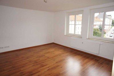 3.OG / 2-Zi.-Whg. im 3.OG-Bad mit Fenster !!!