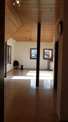 Zu vermieten: Helle 2-Zimmer-Dachwohnung 58 qm in Ispringen