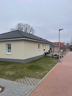 Provisionsfrei vom Eigentümer - Moderner  Massivhaus-Neubau-Winkelbungalow (KFW 55 / Niedrigenergie)