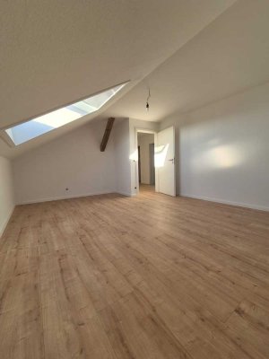 Gemütliche DG Wohnung, Erstbezug mit Gartennutzung, neue EBK