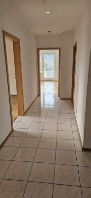 Sonnige 4,5 Zi mit Balkon, Garage