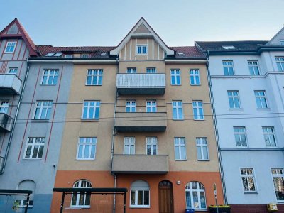 **Besichtigung: Do., 24.04.25  um 18:40 Uhr** Renovierte Terrassen-Wohnung im schönen Altbau!