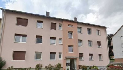 Schöne und modernisierte 2,5-Zimmer-Wohnung mit geh. Innenausstattung mit EBK