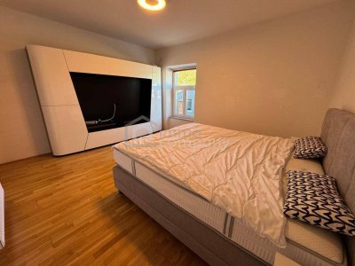 Altbauwohnung mit klassischer Raumstruktur und großer Terrasse – zentrale Lage