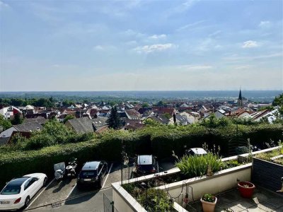 3 Zimmer-Wohnung mit Balkon, PKW-Stellplatz und traumhaftem Fernblick in die Rheinebene...