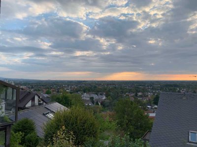 Großzügige 4,5  Zimmer-Wohnung mit Fernblick an den Weinbergen mit Garage und Stellplätzen