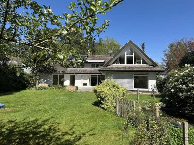 VIS-A-VIS ZUM GOLFPLATZ: WEITLÄUFIGES ANWESEN AUF PARKÄHNL. GRUNDSTÜCK MIT POOL & ZWEI WOHNEINHEITEN